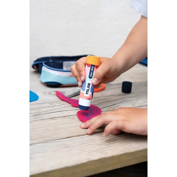 245831-EC Ljepilo u stiku 21g MILAN The Fun plavo display 12/1 P12/288