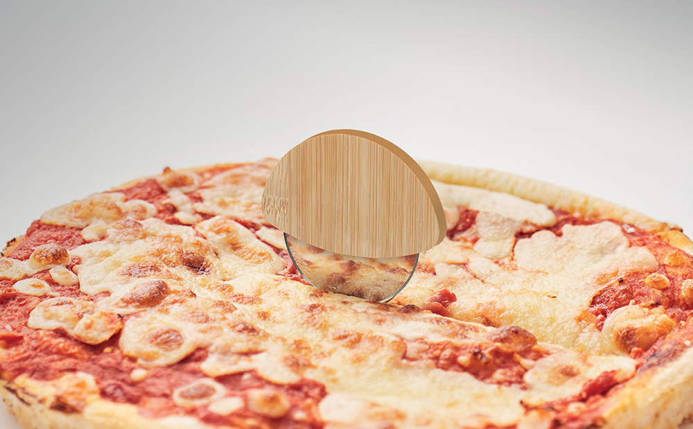 249809-EC Rezač okrugli za pizzu Napoli s bambus drškom i oštricom od nehrđajućeg čelika